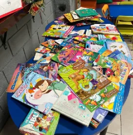 Libros y juegos donados a la Fundación Bandera Blanca
