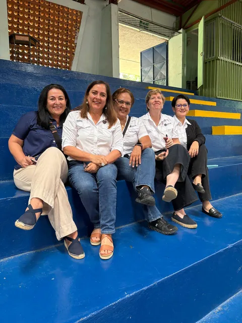Educadoras de Wëstë sentadas en unas graderías
