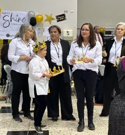 Educadoras de Wëstë con las coronas para los invitados de honor